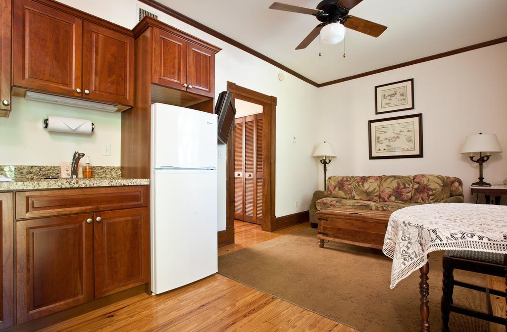 Deluxe Queen Suite
