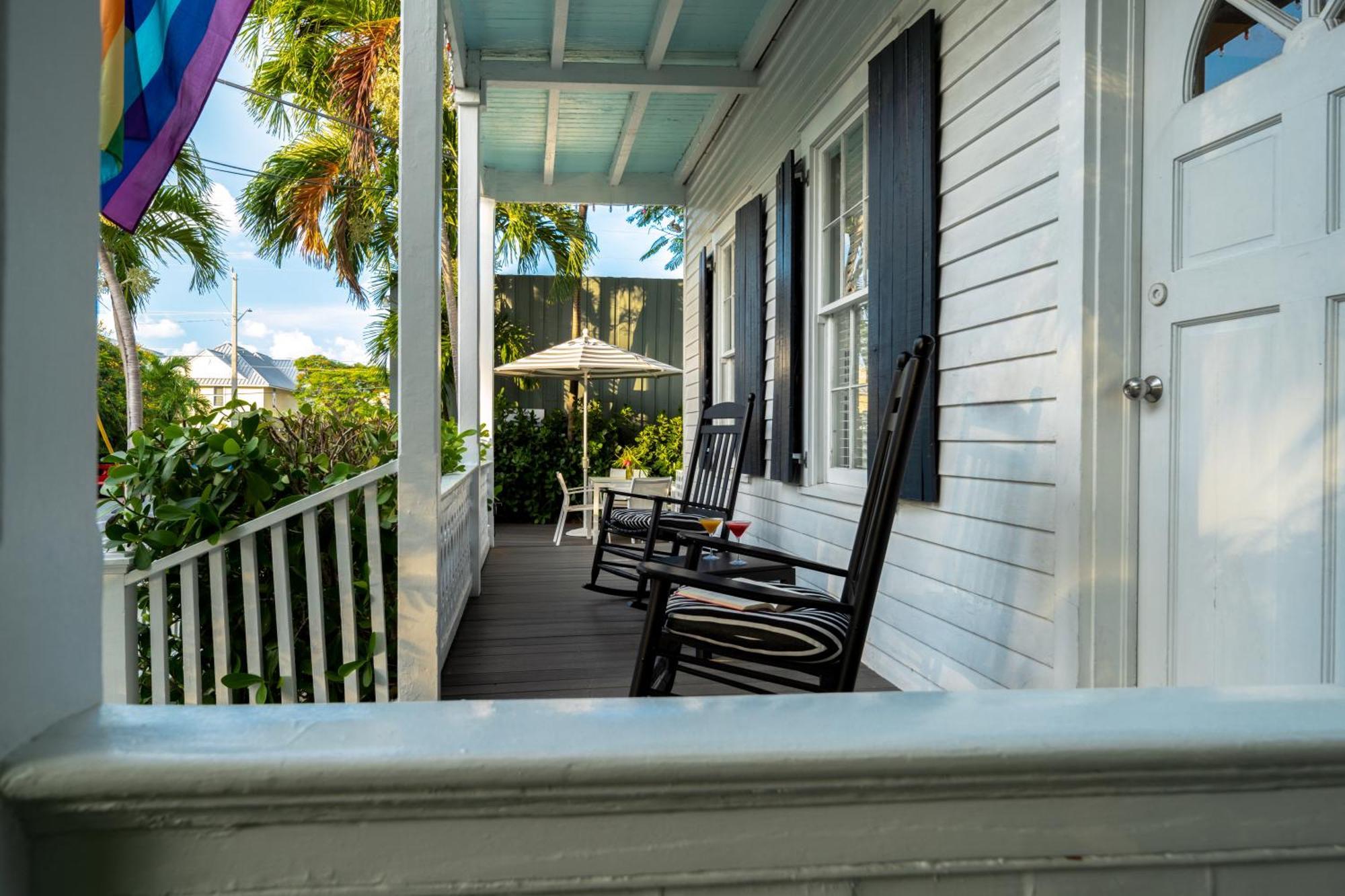 Room 11 Deluxe King Room Private Patio