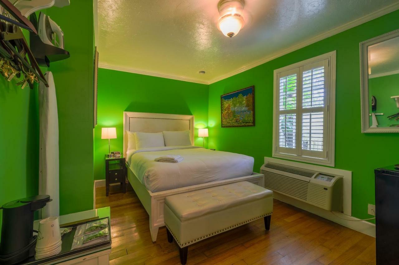Deluxe Cottage Queen Room