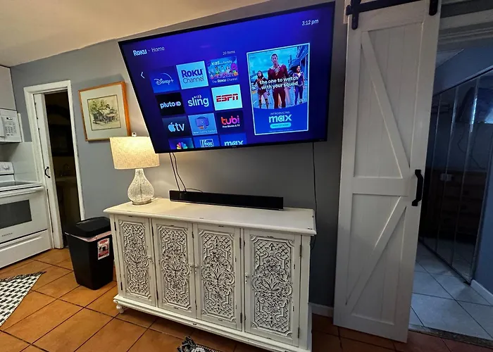 Cottage In Stock Island Key West