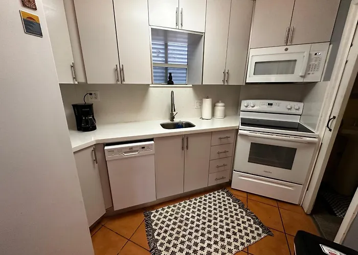 Cottage In Stock Island Key West
