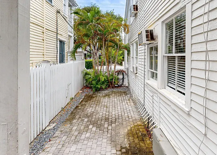 Gardenia Getaway Apartment Key West